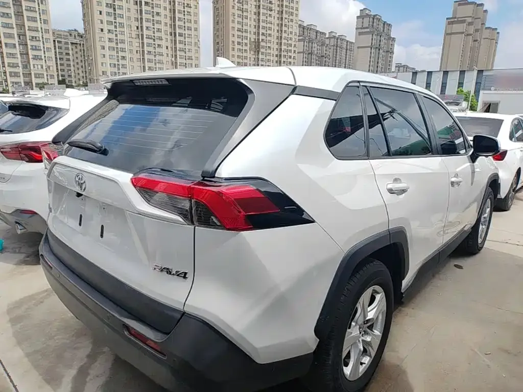 Toyota RAV4 — фото 3