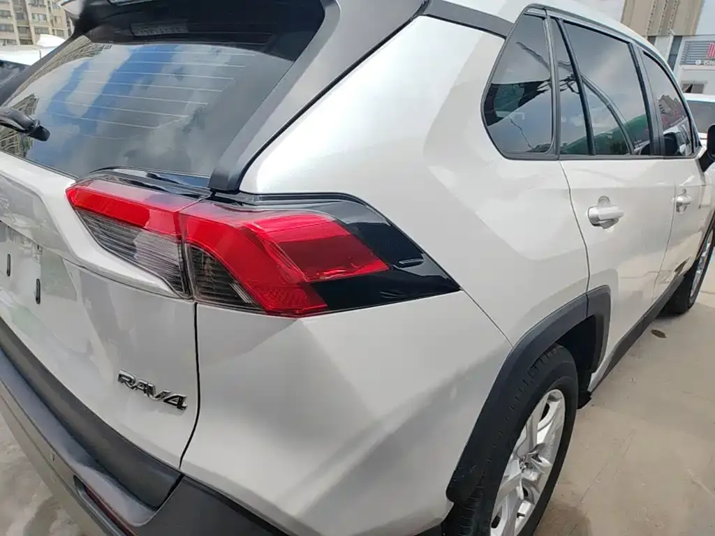 Toyota RAV4 — фото 5