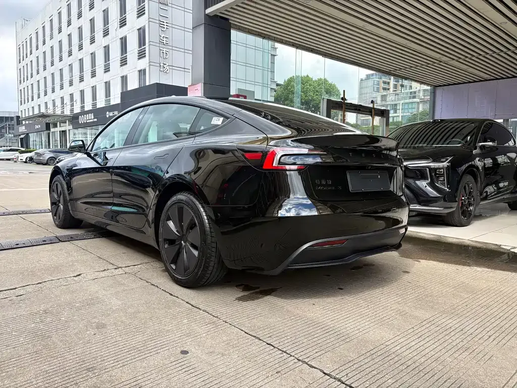 Tesla Model 3 — фото 10