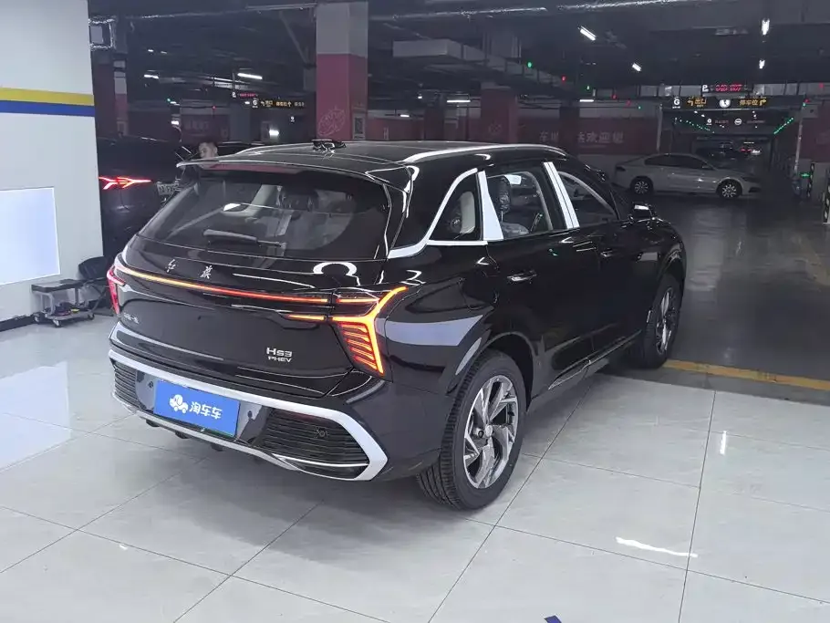 Hongqi HS3 PHEV — фото 4