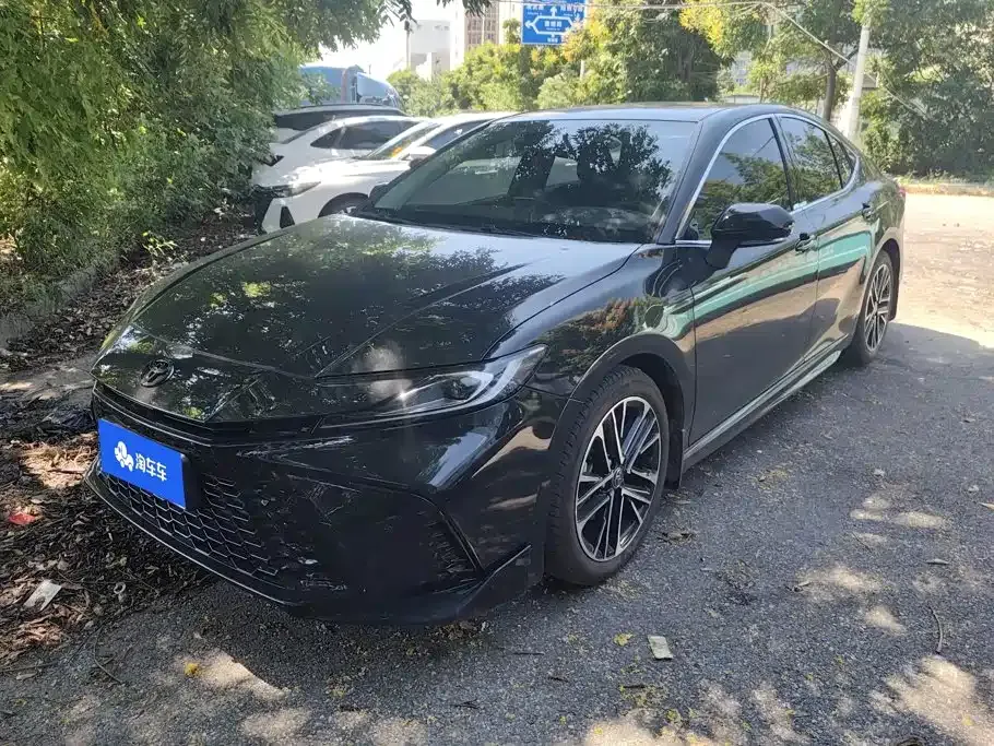 Toyota Camry — фото 1