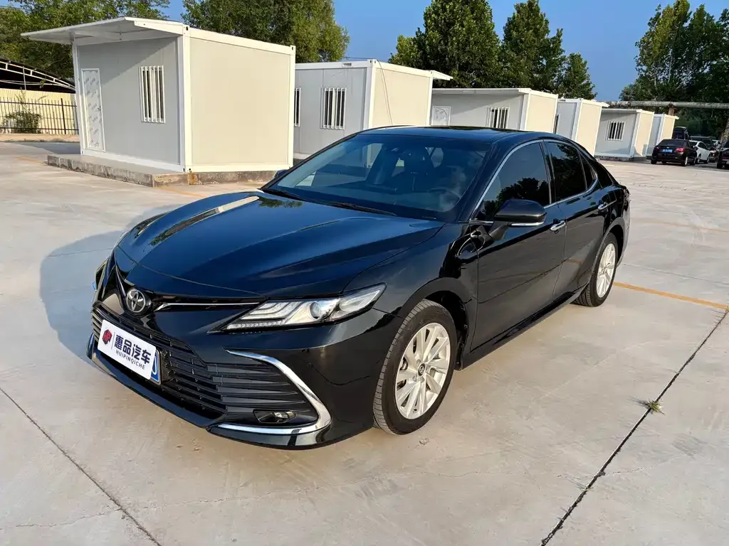 Toyota Camry — фото 1