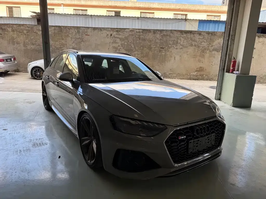 Audi RS 4 — фото 1