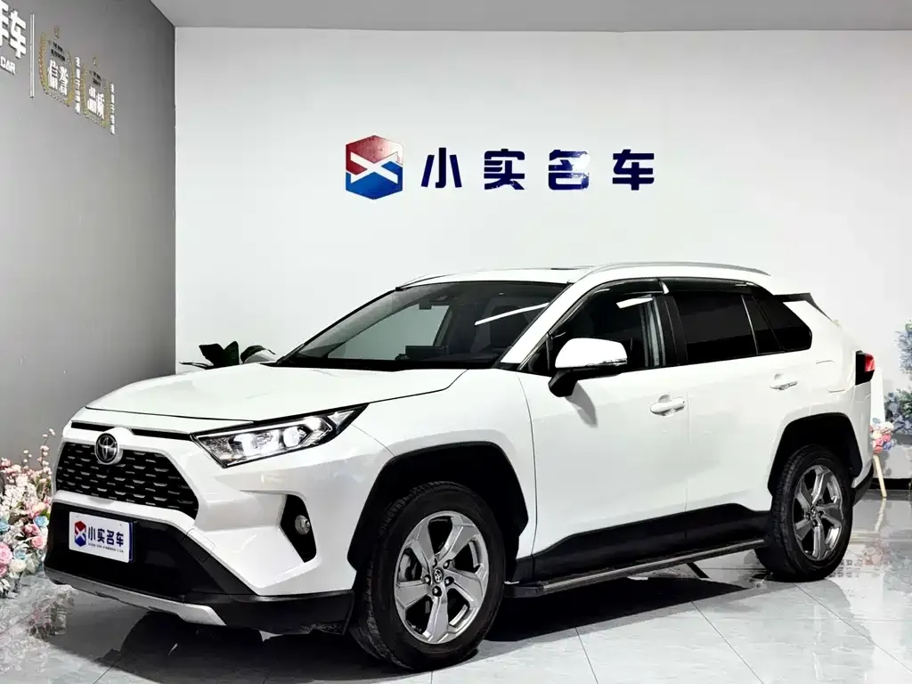 Toyota RAV4 — фото 1