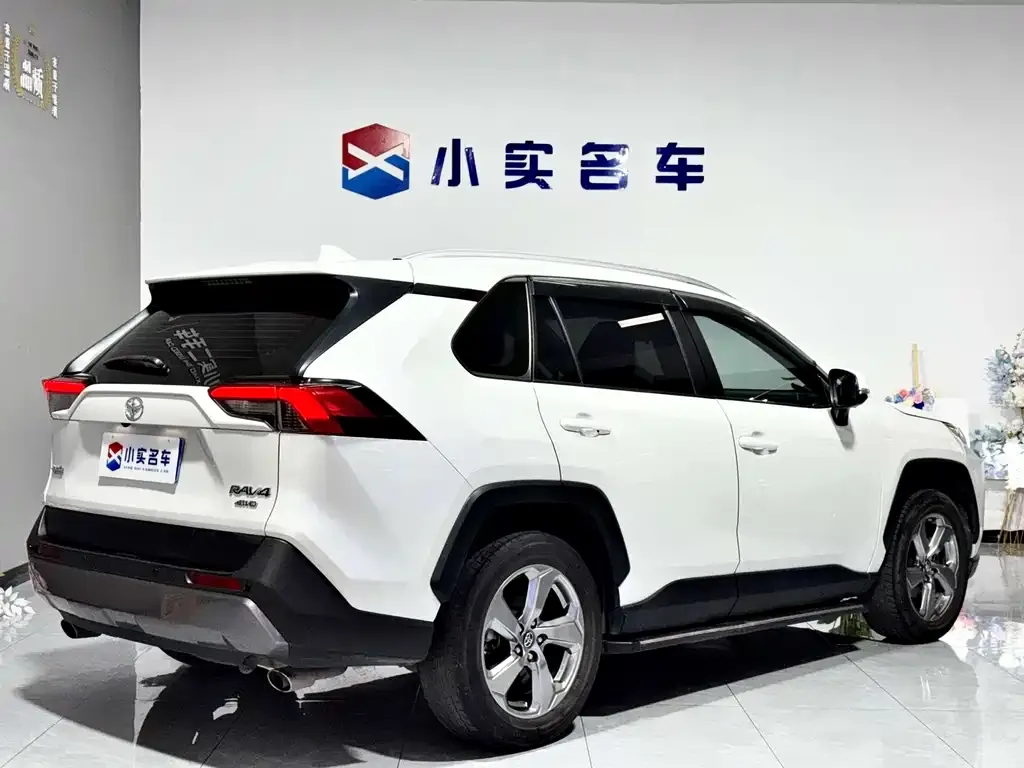 Toyota RAV4 — фото 5
