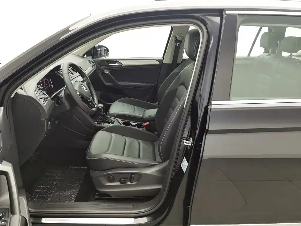 Volkswagen Tiguan L — фото 6