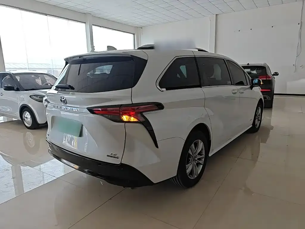 Toyota Sienna — фото 10