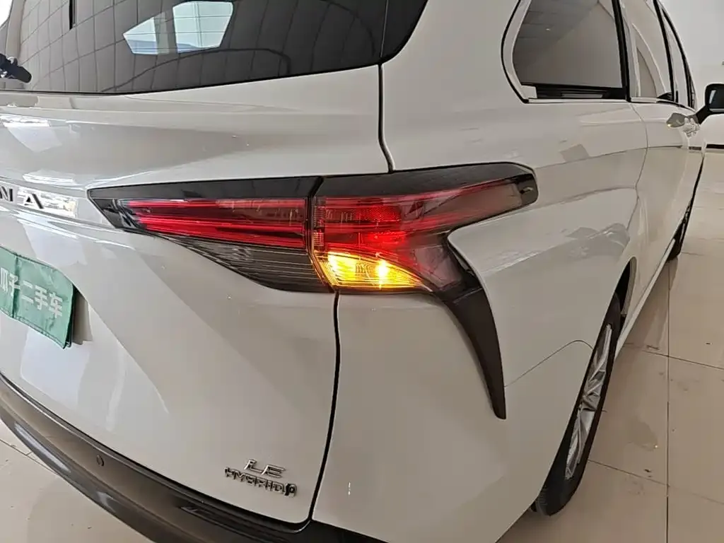 Toyota Sienna — фото 8