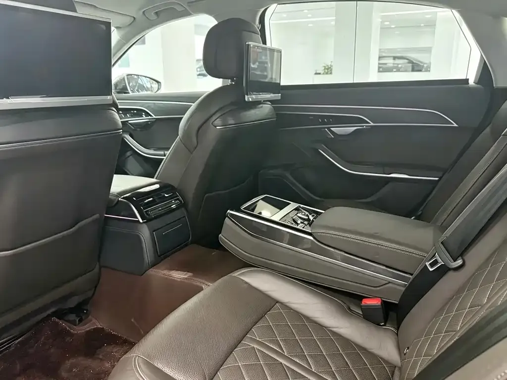 Audi A8 — фото 5