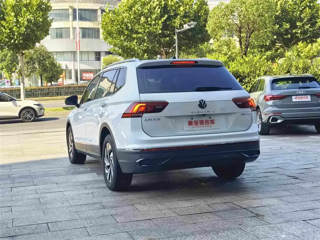 Volkswagen Tiguan L — фото 10