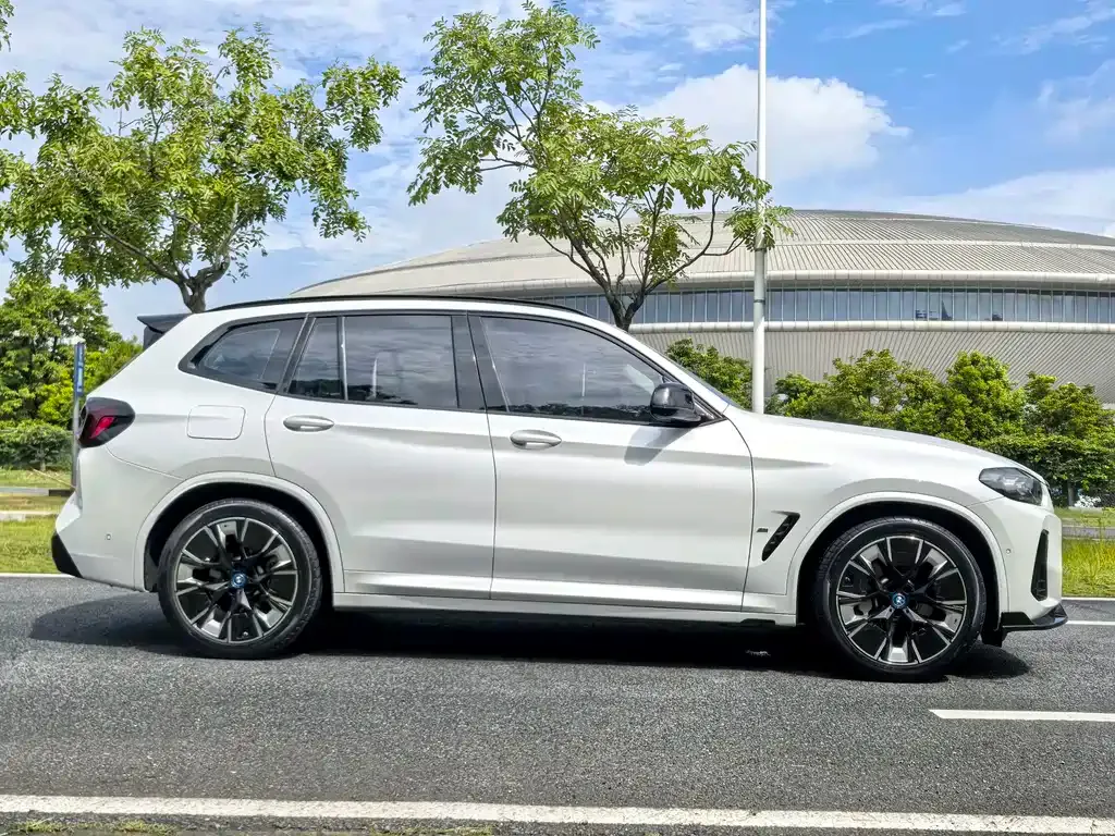BMW iX3 — фото 9