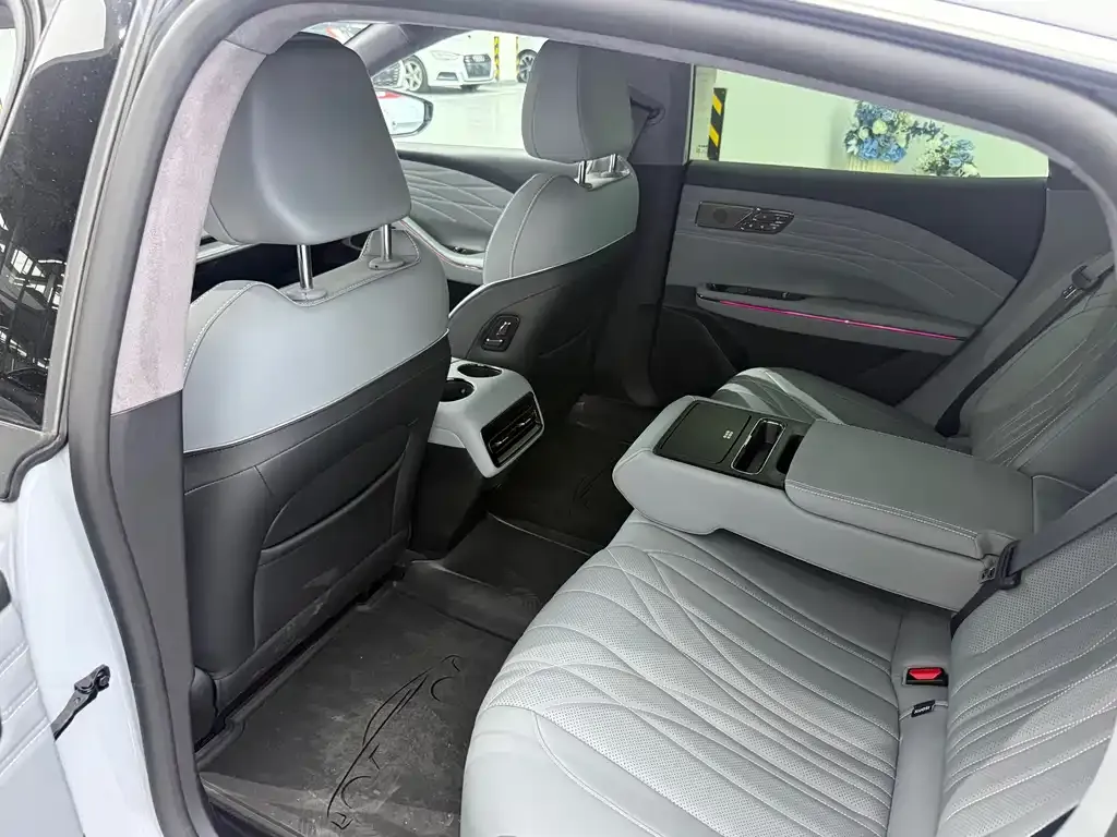 Geely Galaxy E8 — фото 8