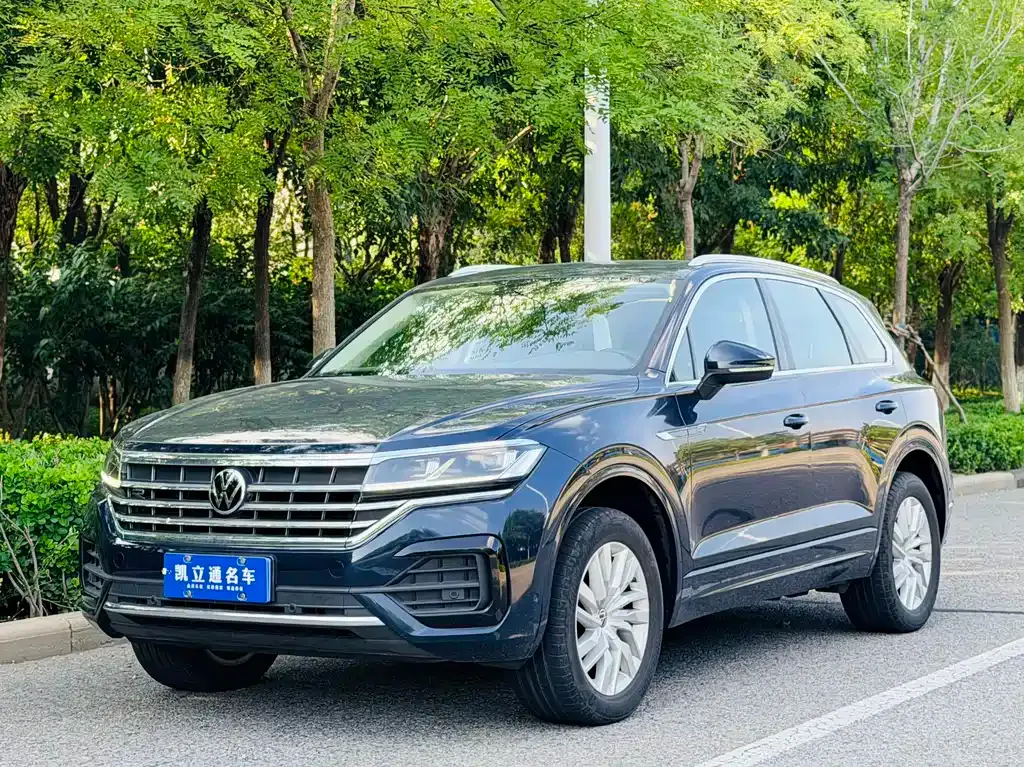 Volkswagen Touareg — фото 1
