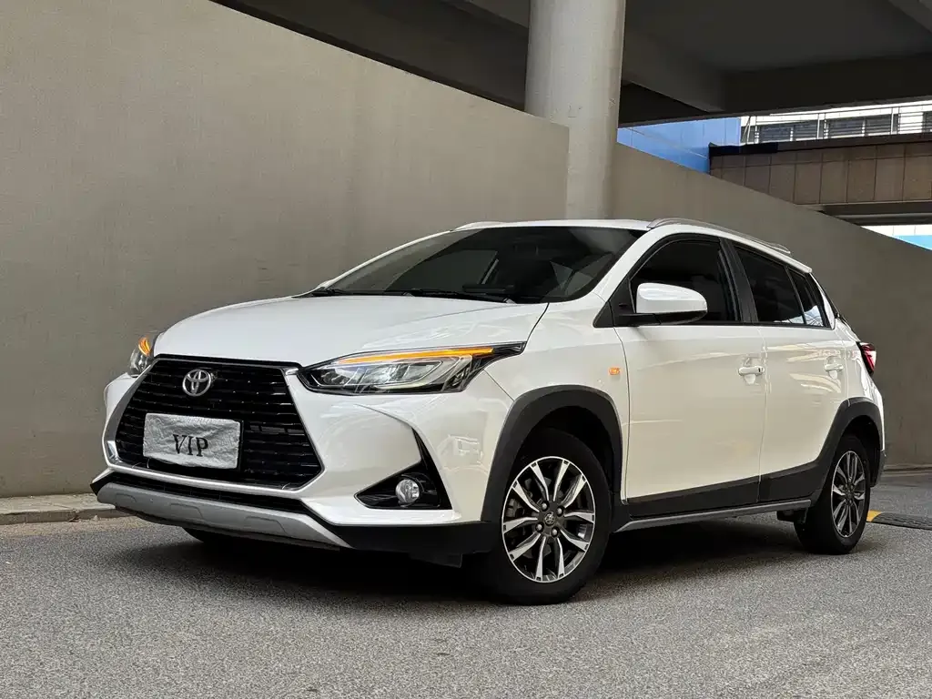 Toyota Yaris L — фото 1