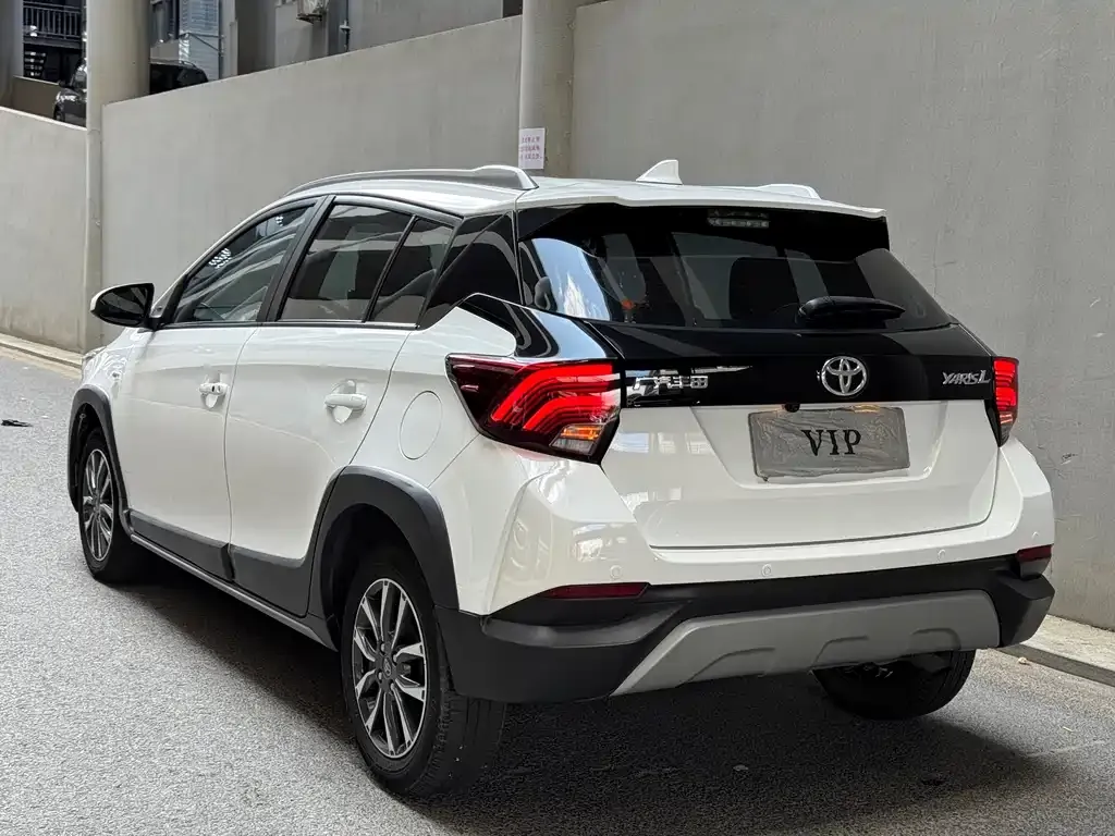Toyota Yaris L — фото 7