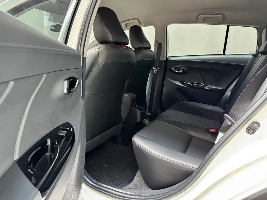 Toyota Yaris L — фото 2