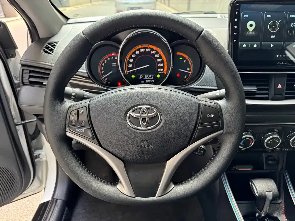 Toyota Yaris L — фото 4