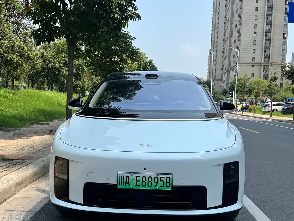 Li Auto i8 — фото 3