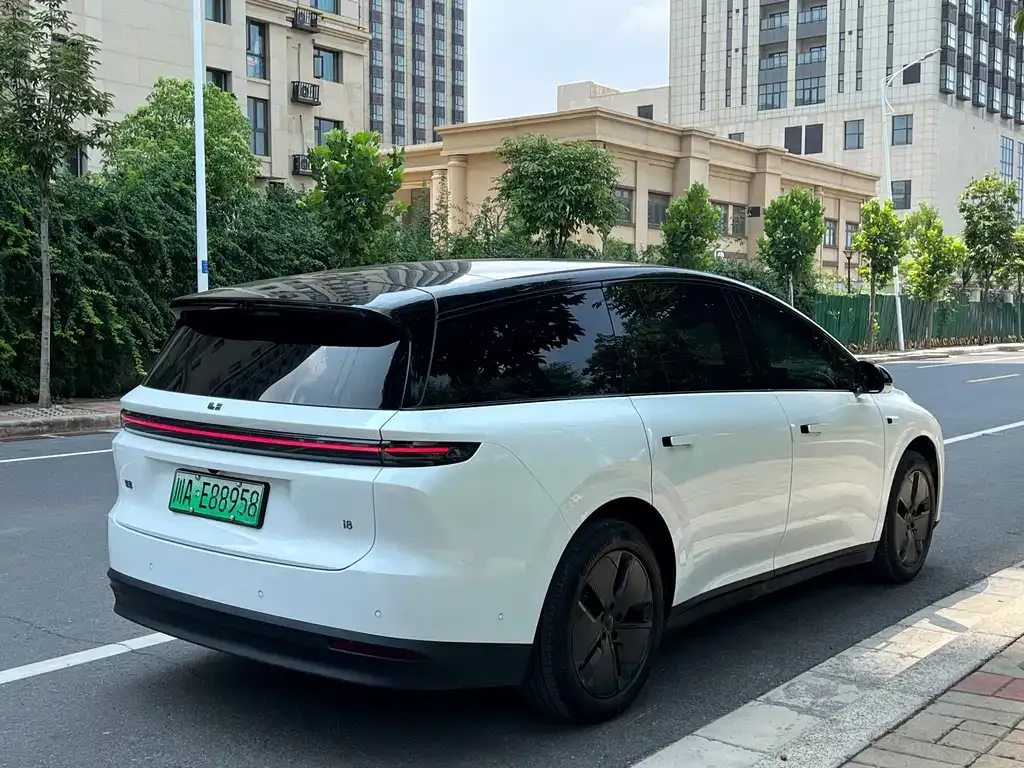 Li Auto i8 — фото 9