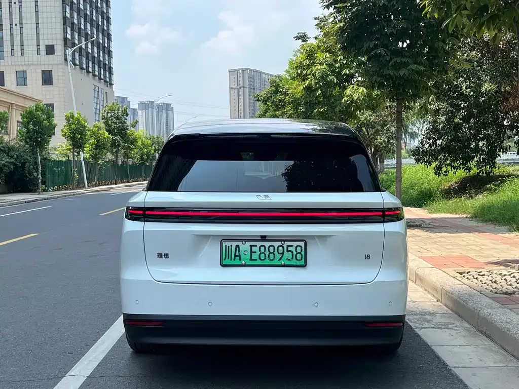 Li Auto i8 — фото 8