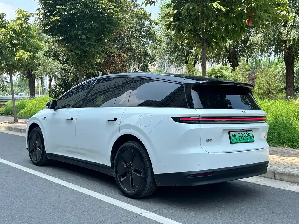 Li Auto i8 — фото 7