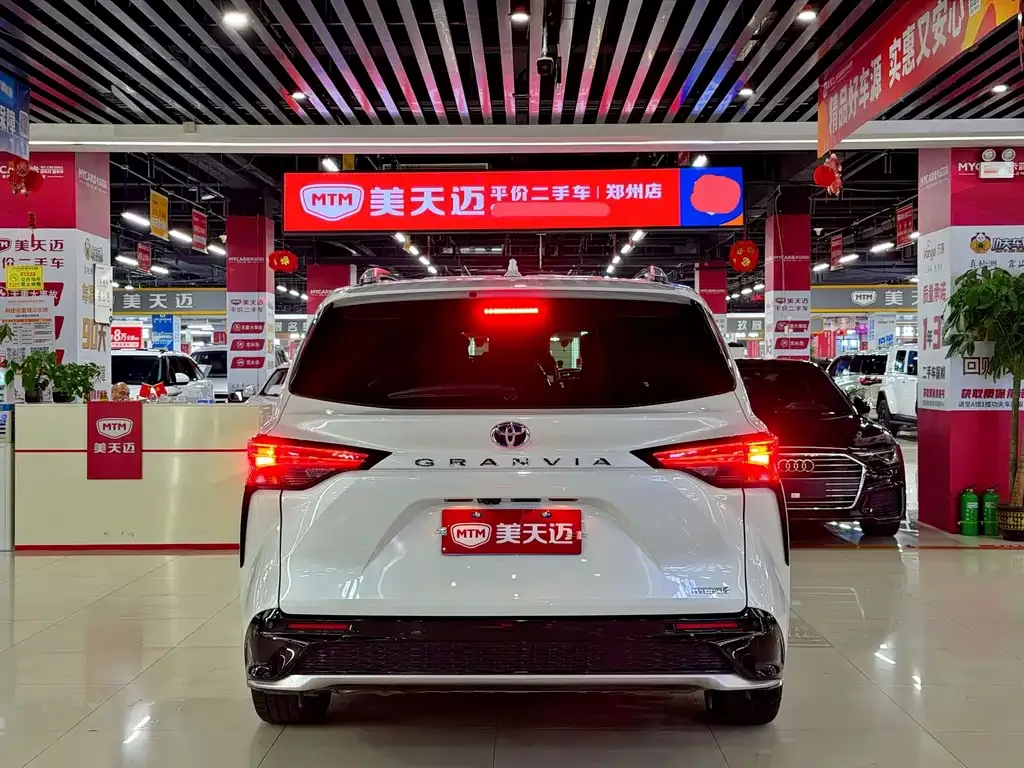Toyota Granvia — фото 2