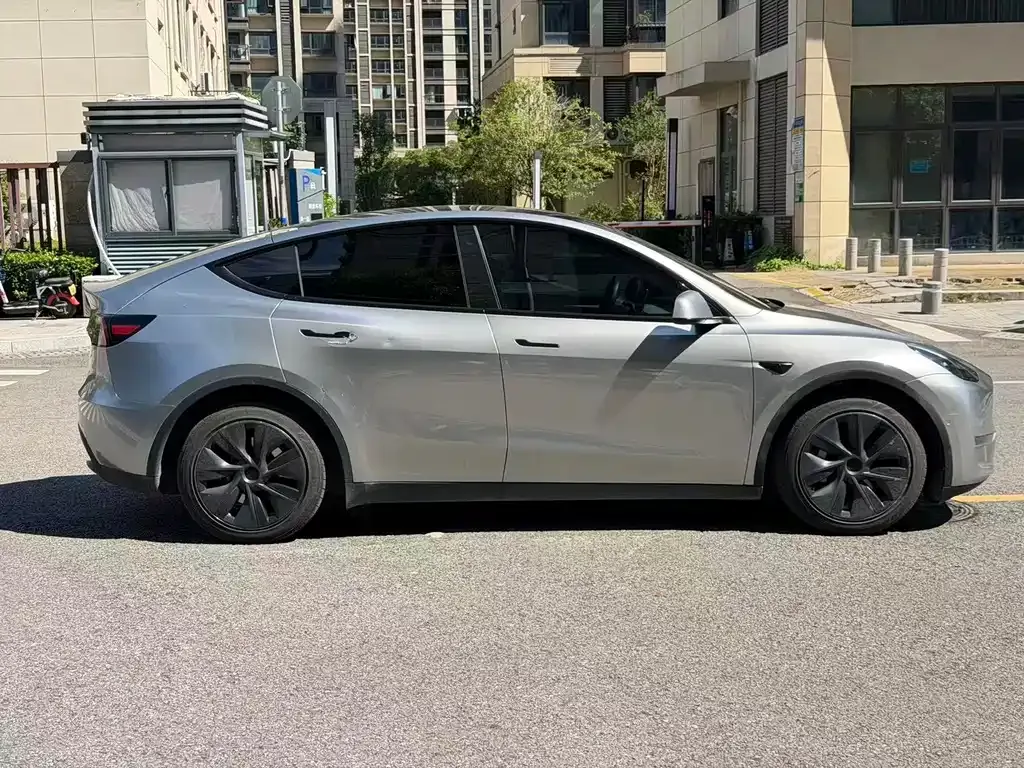 Tesla Model Y — фото 7