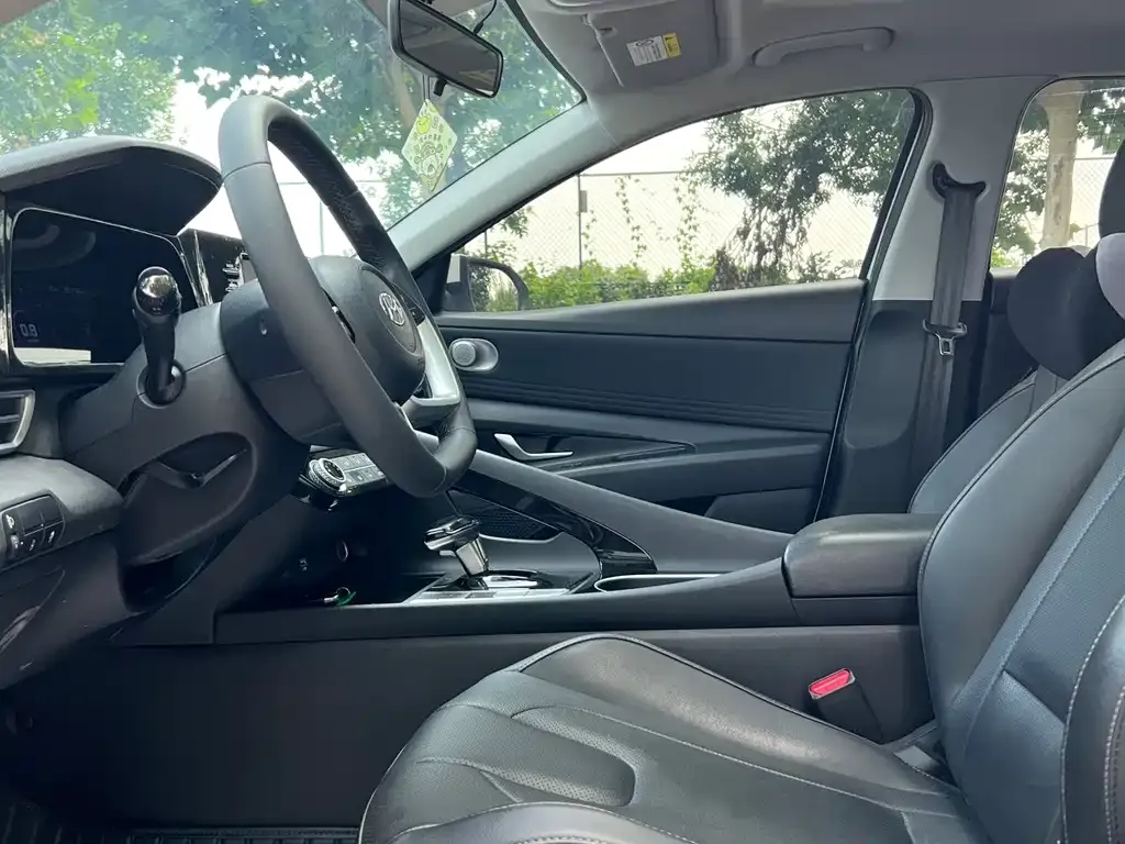 Hyundai Elantra — фото 3