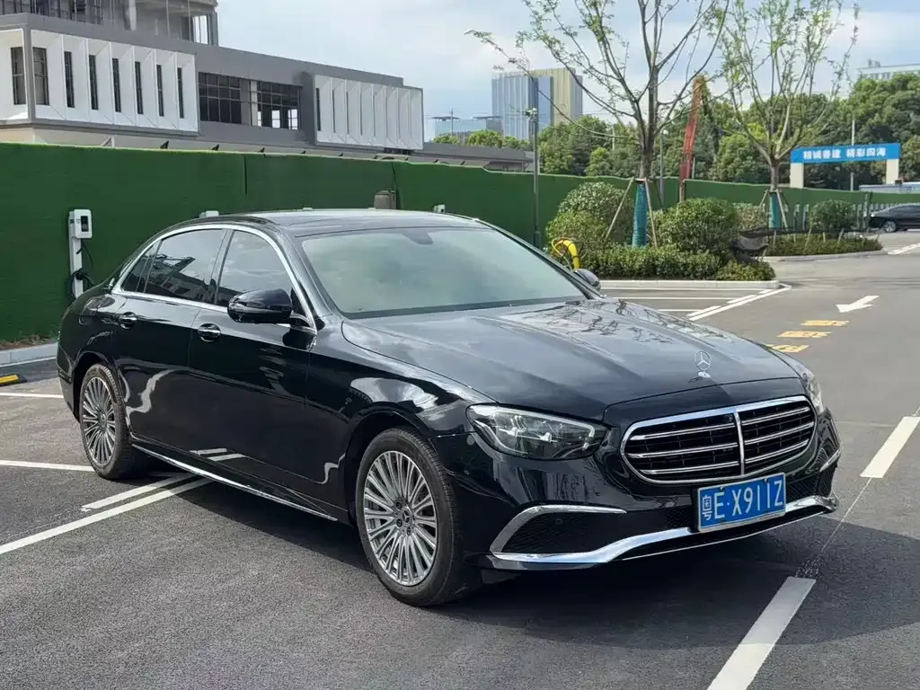 Mercedes-Benz E-Class — фото 1