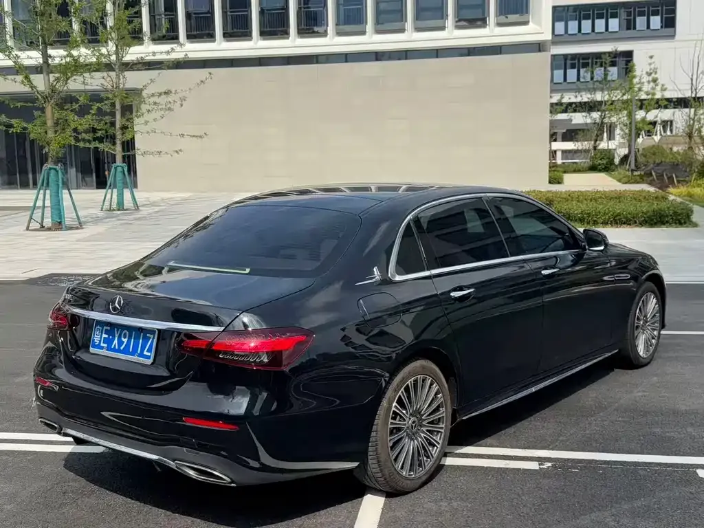 Mercedes-Benz E-Class — фото 2
