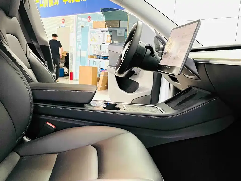 Tesla Model Y — фото 10