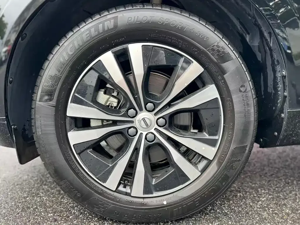 Volvo XC60 — фото 10