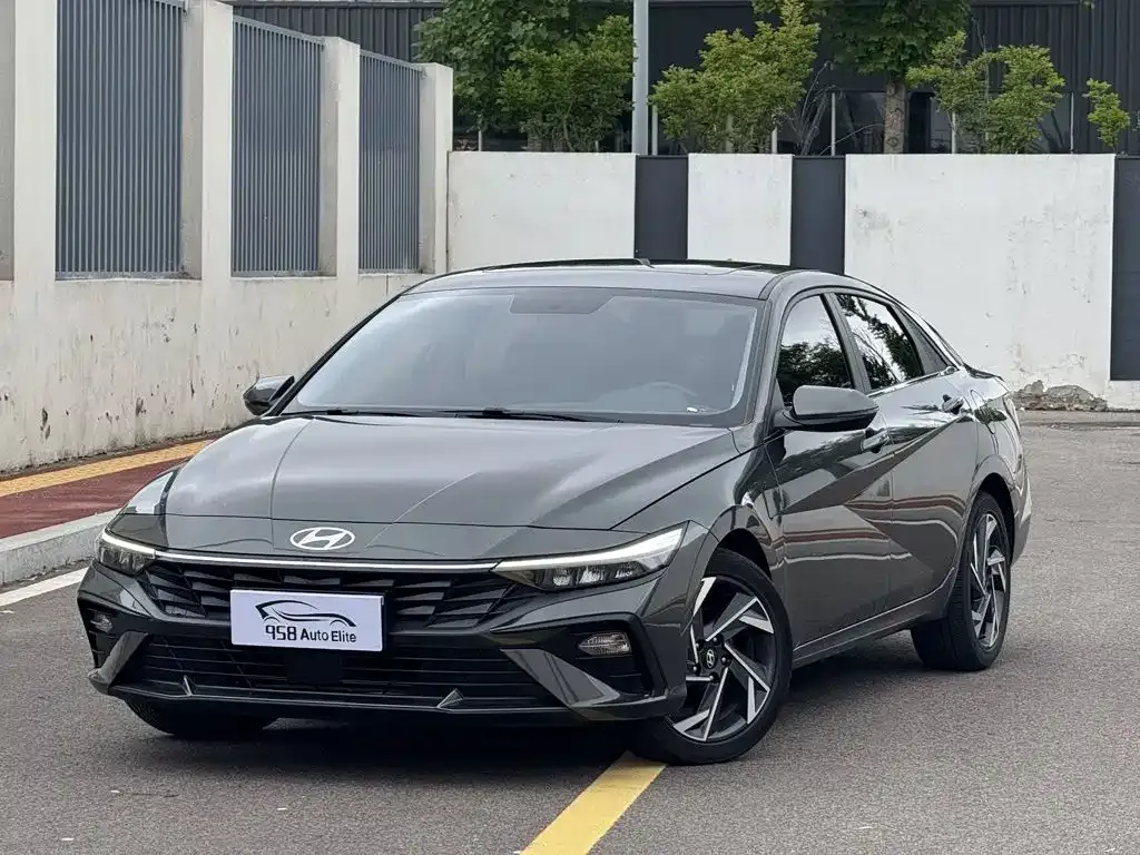 Hyundai Elantra — фото 1