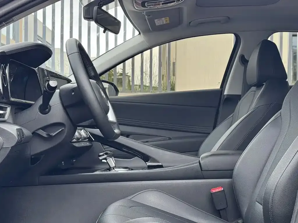 Hyundai Elantra — фото 10