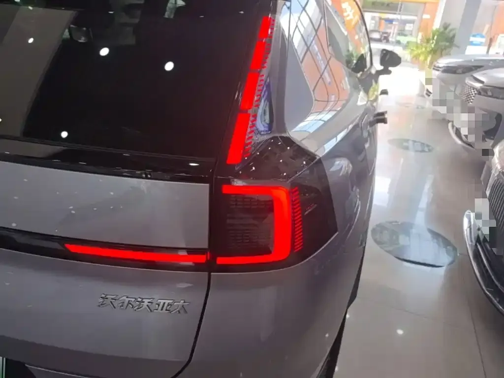 Volvo XC70 Plug-in Hybrid — фото 4
