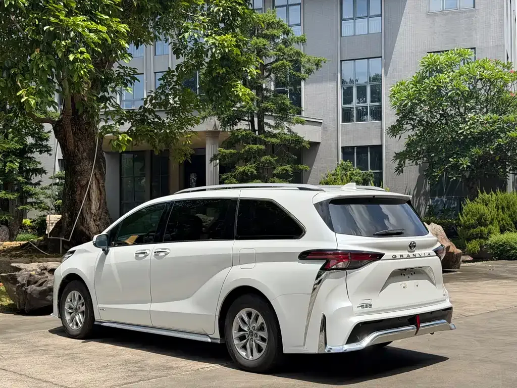 Toyota Granvia — фото 5