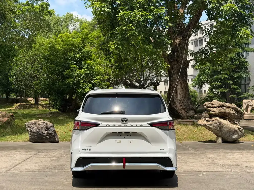 Toyota Granvia — фото 8