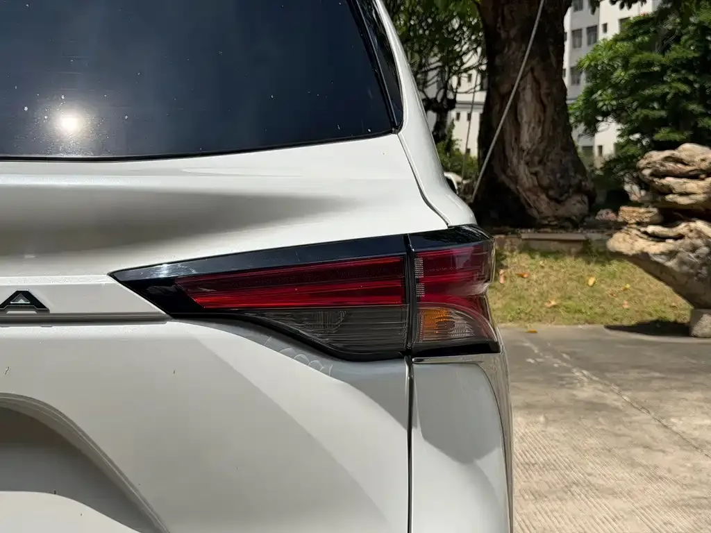 Toyota Granvia — фото 2