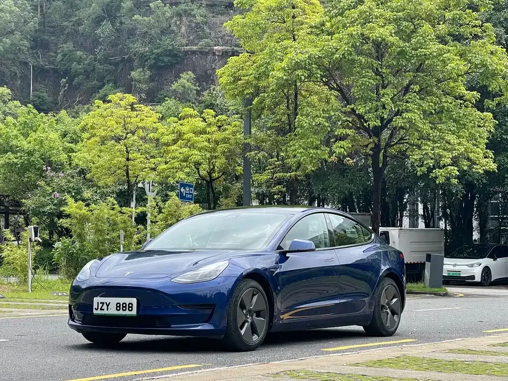Tesla Model 3 — фото 1
