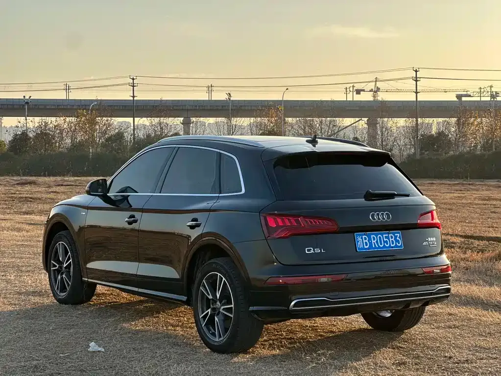 Audi Q5L — фото 5