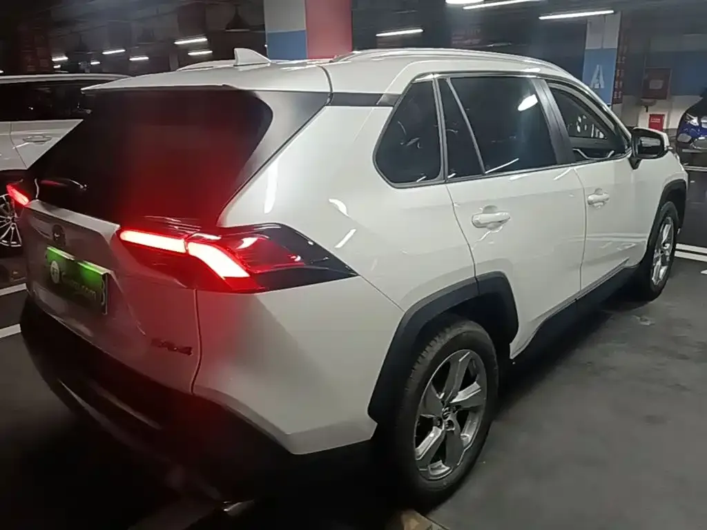 Toyota RAV4 — фото 5