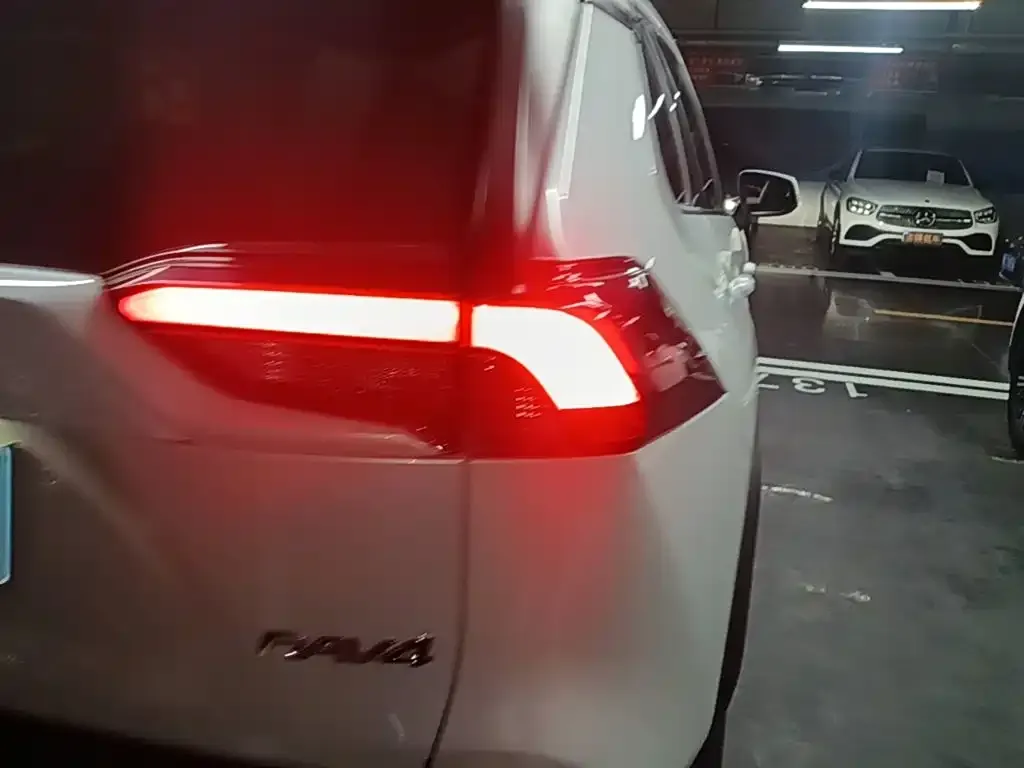 Toyota RAV4 — фото 7