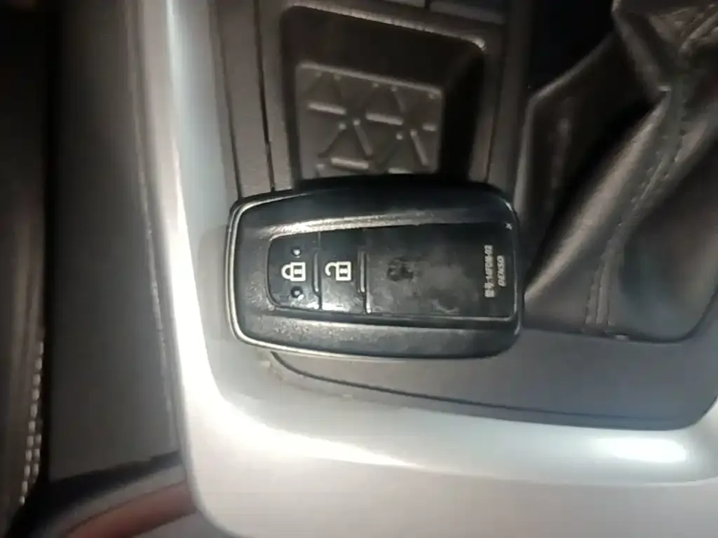 Toyota RAV4 — фото 10