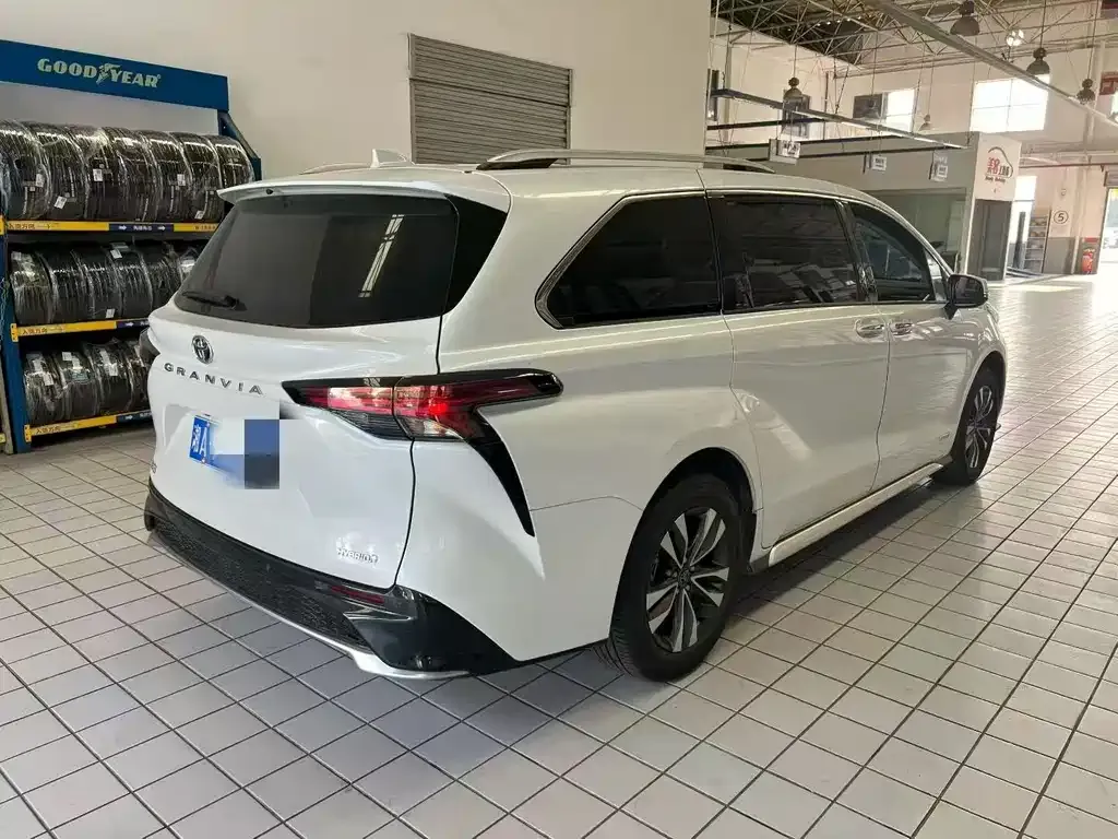 Toyota Granvia — фото 6