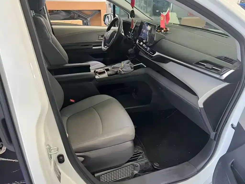 Toyota Granvia — фото 3
