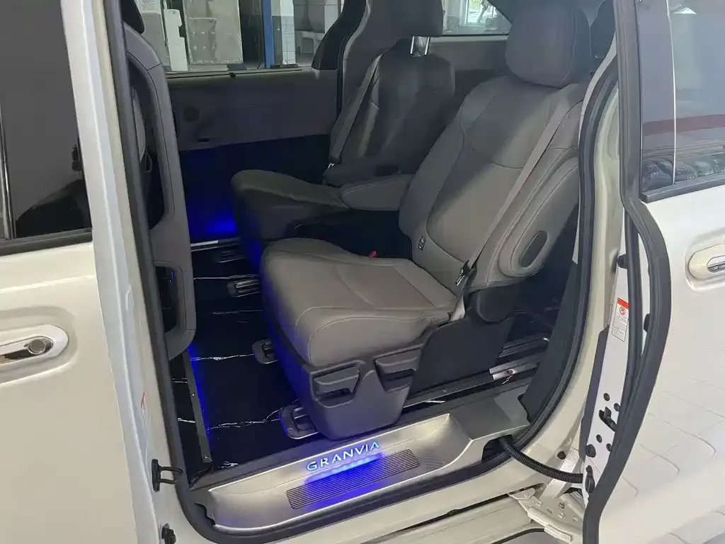 Toyota Granvia — фото 9