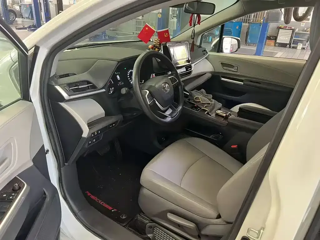 Toyota Granvia — фото 4