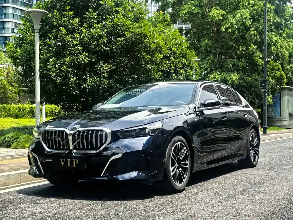 BMW 5 Series — фото 1