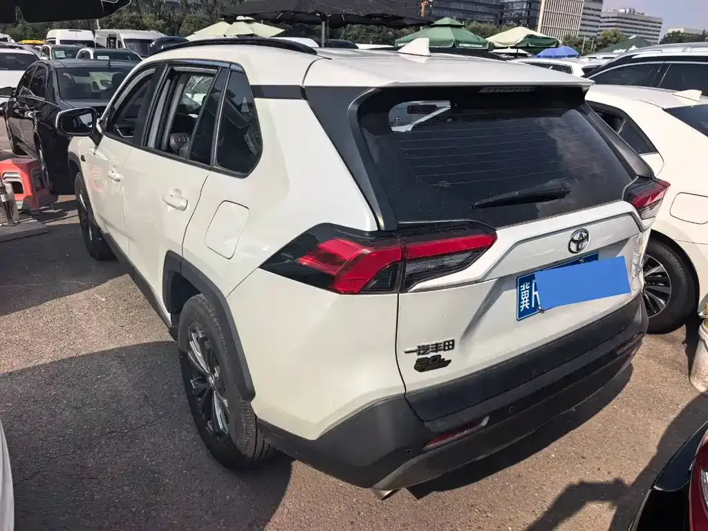 Toyota RAV4 — фото 4