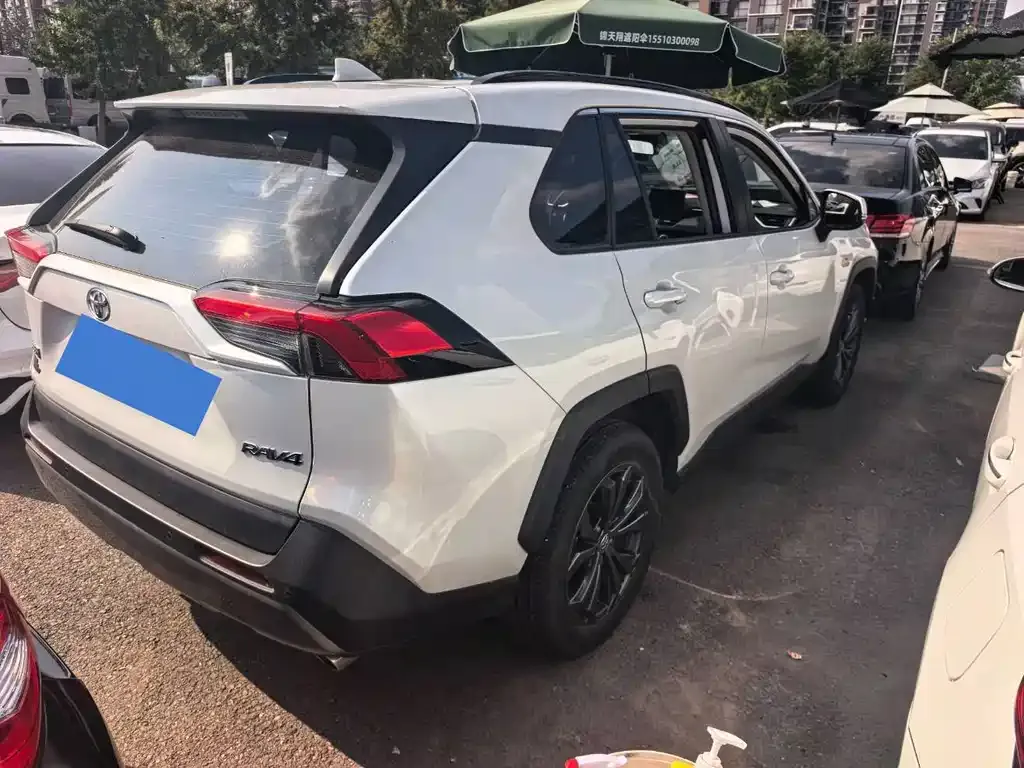 Toyota RAV4 — фото 6